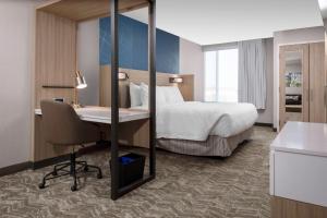 Gulta vai gultas numurā naktsmītnē SpringHill Suites Kansas City Airport