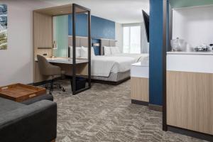 Gulta vai gultas numurā naktsmītnē SpringHill Suites Kansas City Airport