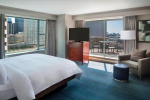 um quarto de hotel com uma cama e uma grande janela em Marriott Downtown at CF Toronto Eaton Centre em Toronto