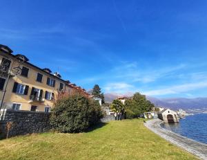 um grupo de edifícios ao lado de uma massa de água em Spiaggia Amore - Appartamenti Vacanza Vista Lago em Cannobio