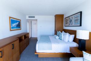 een hotelkamer met een bed en een lamp bij Mahalo Diamond Beach Resort in Wildwood Crest