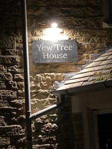 ウッドストックにあるYew Tree Houseの石垣に新木造家屋を建てた看板