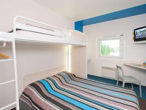 - une petite chambre avec des lits superposés et un bureau dans l'établissement hotelF1 Colmar Parc des Expositions, à Colmar