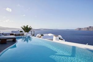 einen Pool mit Meerblick in der Unterkunft Katikies Santorini - The Leading Hotels Of The World in Oia