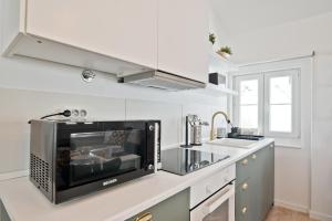 A kitchen or kitchenette at BmyGuest - Alfama 2 Apartment