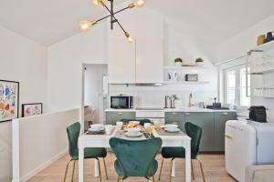 A kitchen or kitchenette at BmyGuest - Alfama 2 Apartment