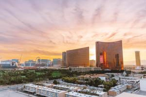 um horizonte da cidade com edifícios altos e um pôr-do-sol em Las Vegas Marriott em Las Vegas