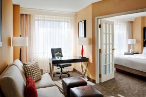 um quarto de hotel com uma cama e uma secretária em Las Vegas Marriott em Las Vegas