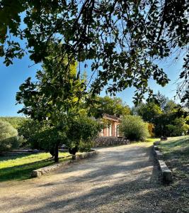 Um jardim em Natur & Jasmin Chambres d'hôtes naturistes en Provence