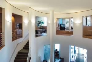 eine Treppe in einem Haus mit Lobby in der Unterkunft Vienna House by Wyndham Martinspark Dornbirn in Dornbirn