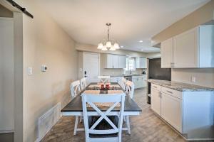 Una cocina o kitchenette en Lake Havasu Family Retreat with Patio and Game Room