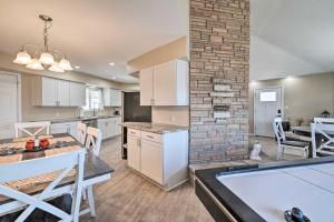 Una cocina o kitchenette en Lake Havasu Family Retreat with Patio and Game Room