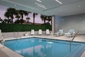 A piscina localizada em Element Jacksonville Beach ou nos arredores