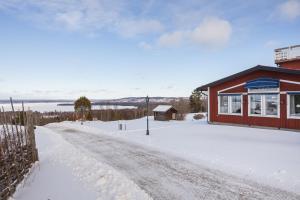 テルベリにあるHotell Villa Långbersの雪道