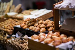 una mostra di ciambelle e altri prodotti da forno in una panetteria di The Ritz-Carlton Abu Dhabi, Grand Canal a Abu Dhabi