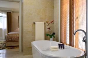 un bagno con una grande vasca in una stanza di The Ritz-Carlton Abu Dhabi, Grand Canal a Abu Dhabi