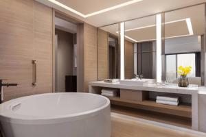 Bathroom sa Courtyard by Marriott Taipei Downtown