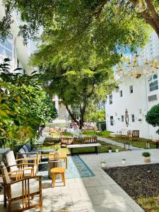 um pátio com um monte de cadeiras e mesas em Aqua Hotel em Fort Lauderdale