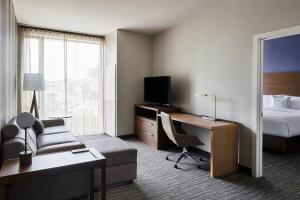 een hotelkamer met een bed en een bureau met een computer bij Residence Inn By Marriott Dallas By The Galleria in Dallas