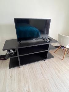 un centro de entretenimiento negro con TV de pantalla plana. en Sea skyline home, en Sattahip