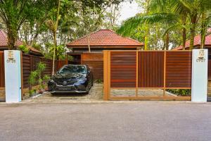 um carro está estacionado em frente a uma casa em Kranji Sanctuary Resort em Singapura