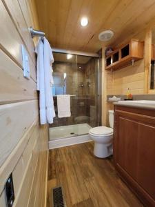 Ett badrum på 037 Tiny Home nr Grand Canyon South Rim Sleeps 8