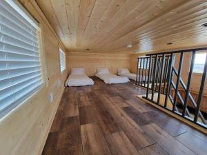 Säng eller sängar i ett rum på 037 Tiny Home nr Grand Canyon South Rim Sleeps 8