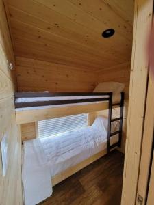 Säng eller sängar i ett rum på 037 Tiny Home nr Grand Canyon South Rim Sleeps 8