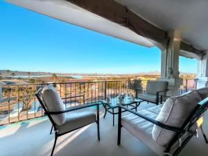 En balkong eller terrass på Luxury Estate in Prime Location w Panoramic views of Lake Havasu