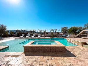 Poolen vid eller i närheten av Luxury Estate in Prime Location w Panoramic views of Lake Havasu