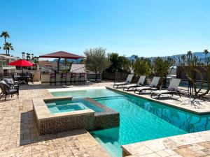 Poolen vid eller i närheten av Luxury Estate in Prime Location w Panoramic views of Lake Havasu