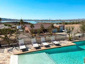 Poolen vid eller i närheten av Luxury Estate in Prime Location w Panoramic views of Lake Havasu