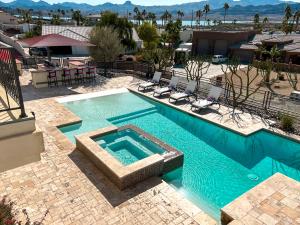 Poolen vid eller i närheten av Luxury Estate in Prime Location w Panoramic views of Lake Havasu