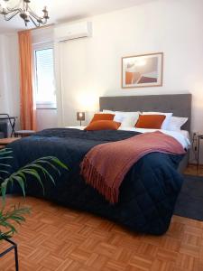 um quarto com uma cama grande num quarto em Apartman studio MINNA Osijek, free parking em Osijek