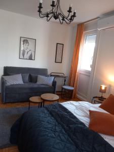 uma sala de estar com uma cama e um sofá em Apartman studio MINNA Osijek, free parking em Osijek