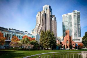 un perfil urbano con edificios altos y un parque en San Francisco Marriott Marquis Union Square, en San Francisco