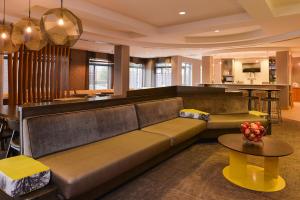 罗缪勒斯Springhill Suites by Marriott Detroit Metro Airport Romulus的带沙发和酒吧的客厅