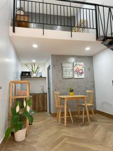 cocina y comedor con mesa y sillas en Vania House comfortable studio near the airport, en Ho Chi Minh