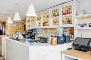 a bar in a restaurant with a counter top at Starlite Hotel in Miami Beach