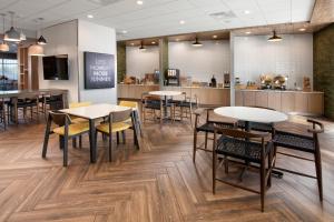 een restaurant met tafels en stoelen en een bar bij Fairfield by Marriott Inn & Suites Dallas East in Dallas