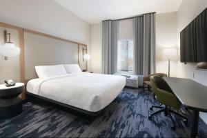 een hotelkamer met een bed en een bureau bij Fairfield by Marriott Inn & Suites Dallas East in Dallas