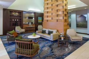 Un lugar para sentarse en Fairfield Inn & Suites by Marriott Orlando Lake Buena Vista