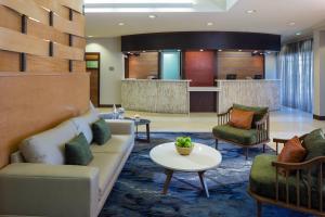 Un lugar para sentarse en Fairfield Inn & Suites by Marriott Orlando Lake Buena Vista