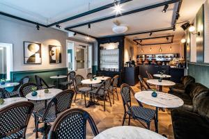 a restaurant with tables and chairs and a bar at Hotel Atlantis Amsterdam in Amsterdam