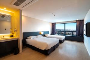 Cama ou camas em um quarto em Best Western Jeju Hotel