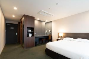 Cama ou camas em um quarto em Best Western Jeju Hotel