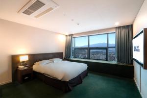 Cama ou camas em um quarto em Best Western Jeju Hotel