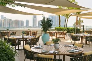 Restaurant o un lloc per menjar a Rosewood Abu Dhabi