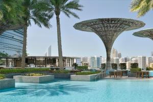 Piscina a Rosewood Abu Dhabi o a prop