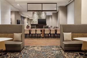 TV i/ili multimedijalni sistem u objektu Residence Inn by Marriott New York JFK Airport